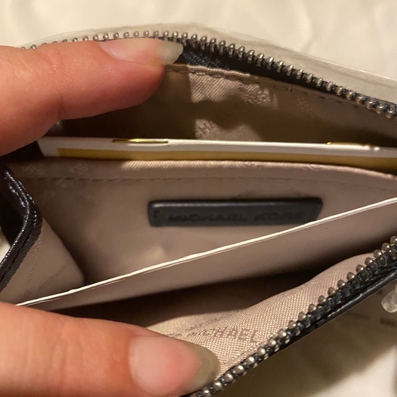 NWT. Michael Kors Coinpouch with ID - Picture 4 of 5